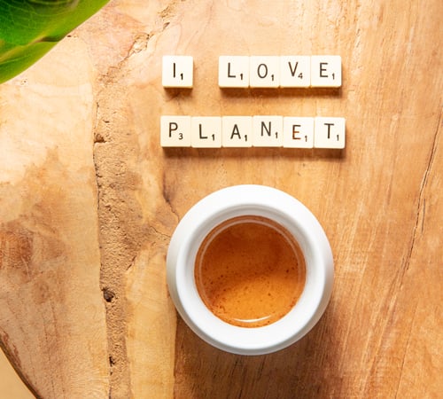 moment convivial autour dun cafe bio green lion coffee homme souriant degustant un espresso artisanal pres dune fenetre tasse floue en avantplan