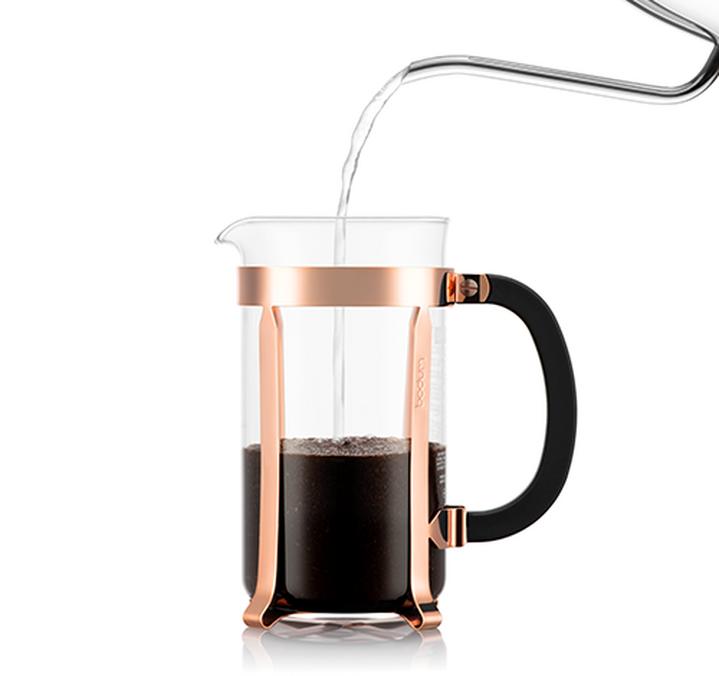 Preparazione del caff&egrave; nel bodum copper chambord