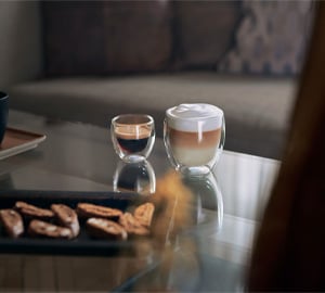 Kaffeemaschine mit Mahlwerk und Milchsch&auml;umer