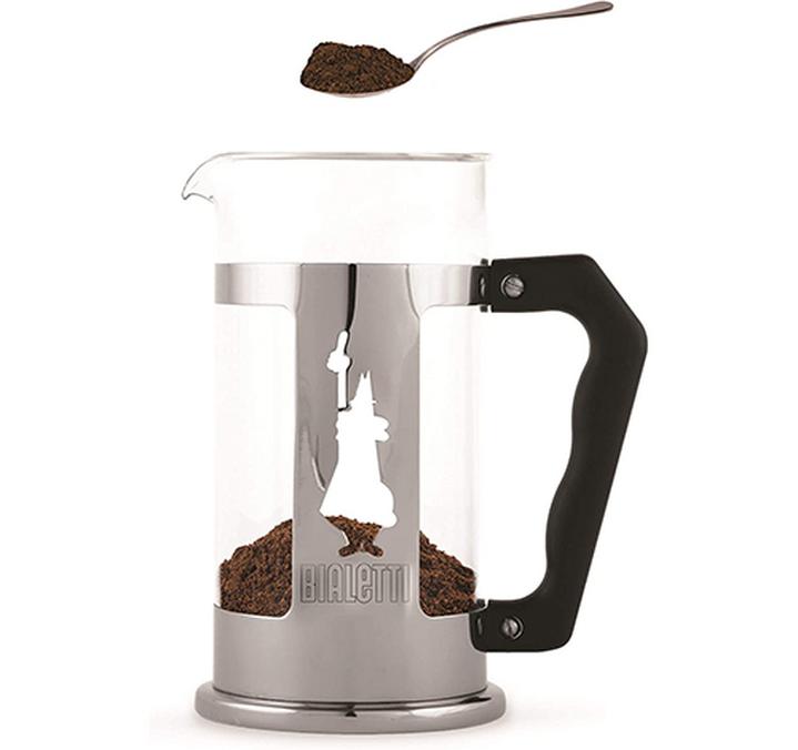 Caff&egrave; versato nella caffettiera a pistone Preziosa