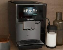 SIEMENS EQ.700 IAroma Classic TP725EM7 femme deguste boisson lactee