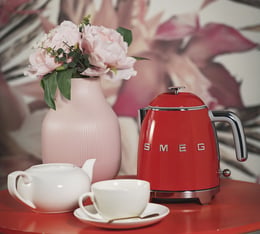 bouilloire compacte smeg rouge