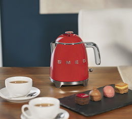 Mini bouilloire smeg KLF05RDEU