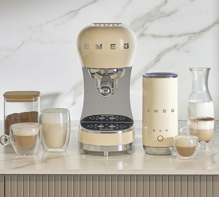 Machine expresso SMEG cr&egrave;me ECF02CREU Ann&eacute;es 50