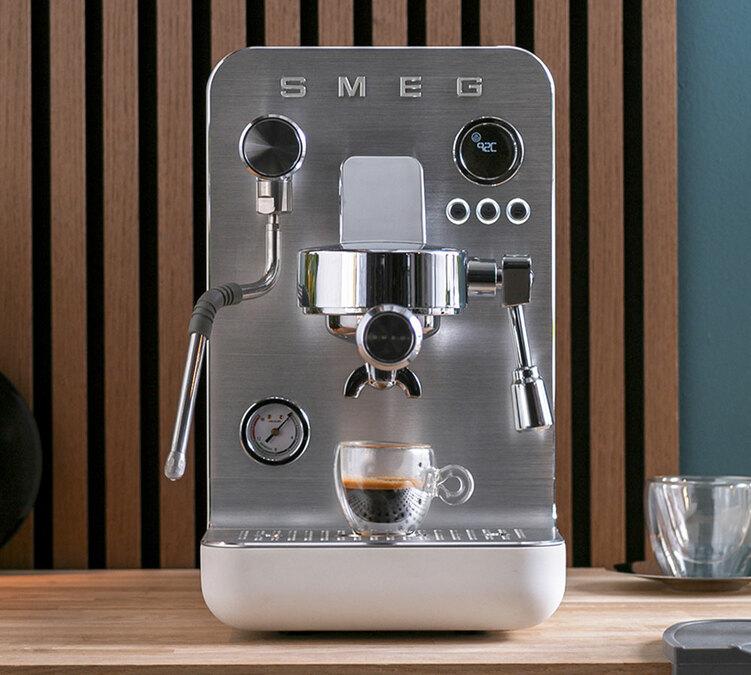 machine expresso semi pro SMEG EMC02WHMEU
