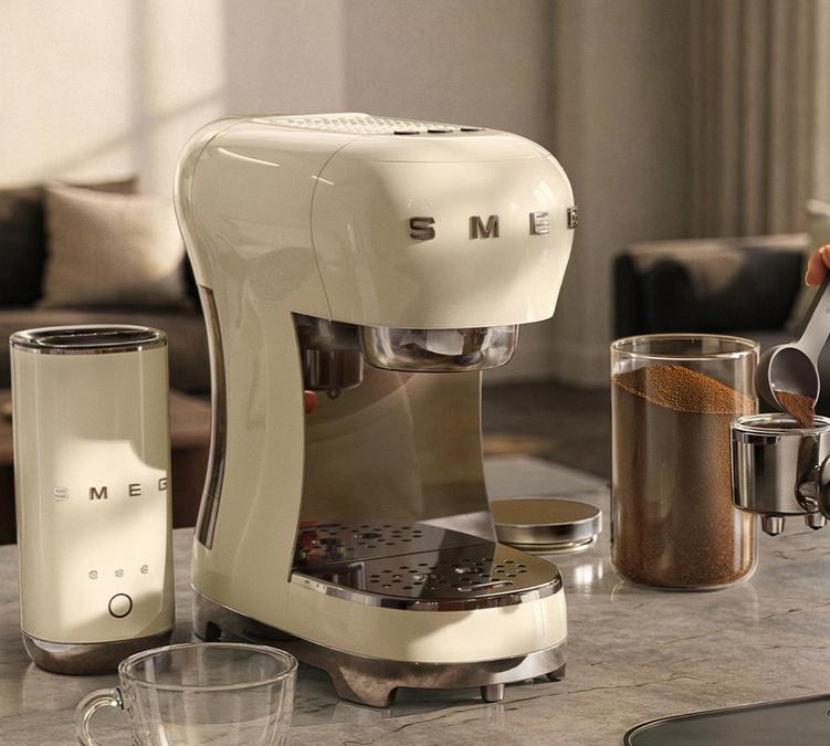 Machine Expresso SMEG cr&egrave;me + mousseur &agrave; lait cr&egrave;me