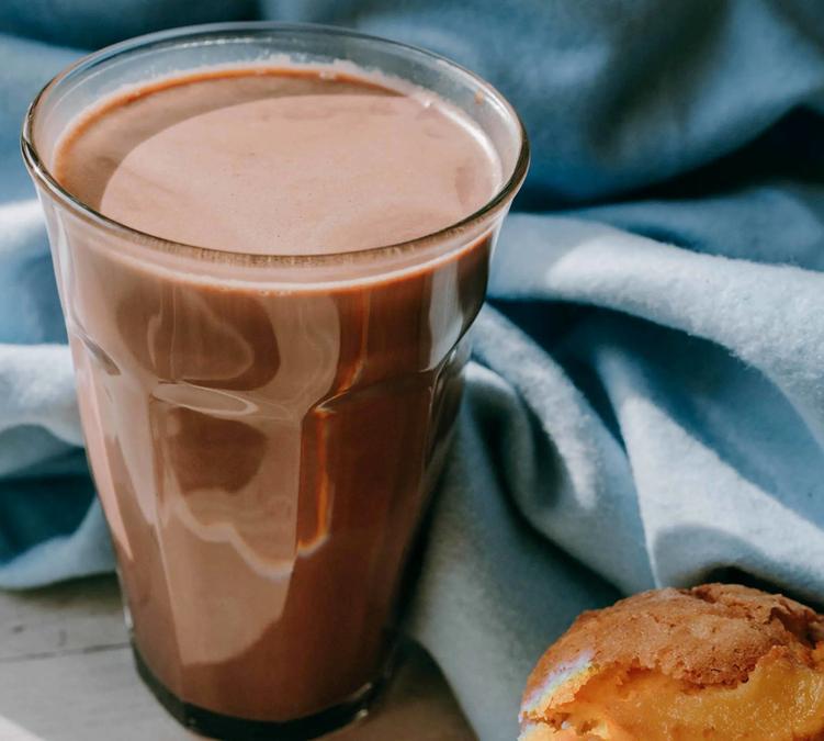 boisson chaude chocolat caramel beurre sale dans un grand verre onctueuse et gourmande