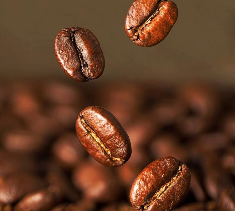 grains de cafe torrefies a l italienne couleur tres foncee