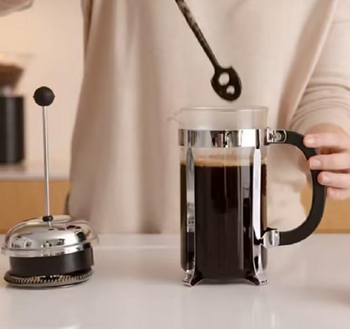 preparare il caff&egrave; con bodum java noire