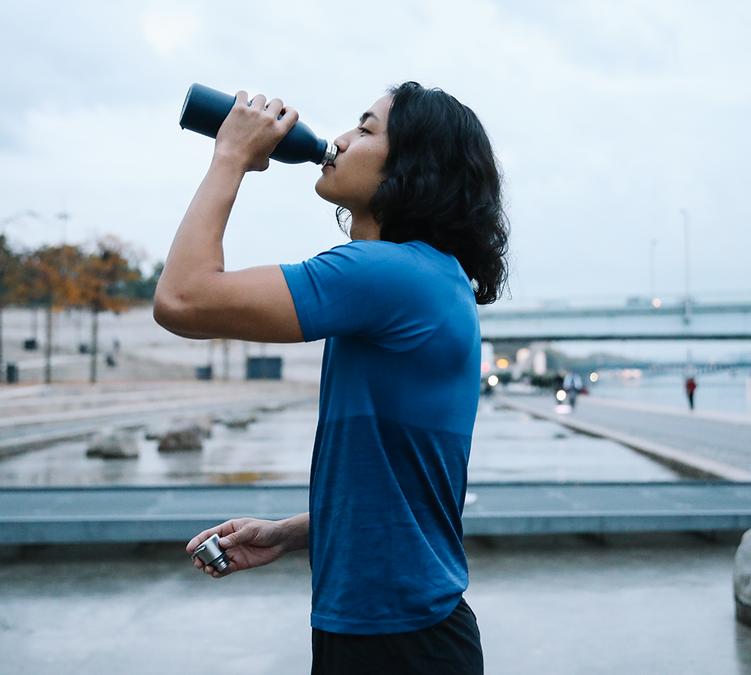 homme qui boit dans sa gourde bleu nuit qwetch gamme active