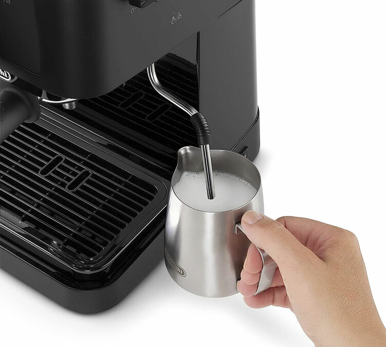 macchina per caff&egrave; espresso DeLonghi Stilosa EC235.BK con ugello per il vapore