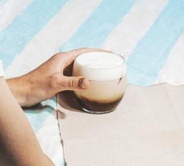 Cappuccino glac&eacute; avec le caf&eacute; en grain Summer Blend 2026 Lugat 230 g - caf&eacute; pour latte glac&eacute; et boisson coco