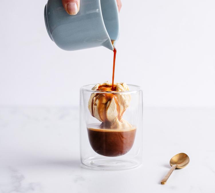 momento di degustazione con caff&egrave; in grani e bicchieri maxicoffee