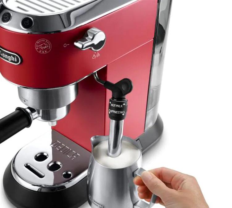 Machine &agrave; caf&eacute; avec percolateur DeLonghi Dedica EC695.R