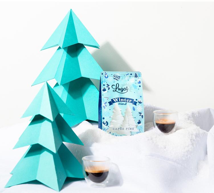 paquet de cafe winter blend 2025 lugat tasse fumante et ambiance hivernale