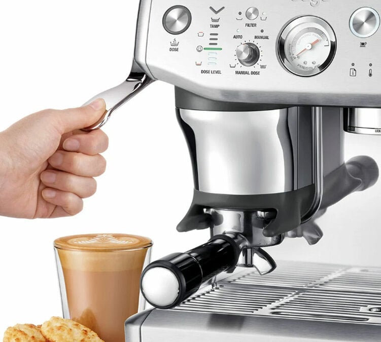 sage barista express impress blu bevande latte