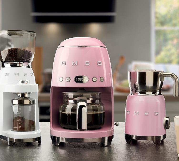 Montalatte multifunzione Smeg rosa